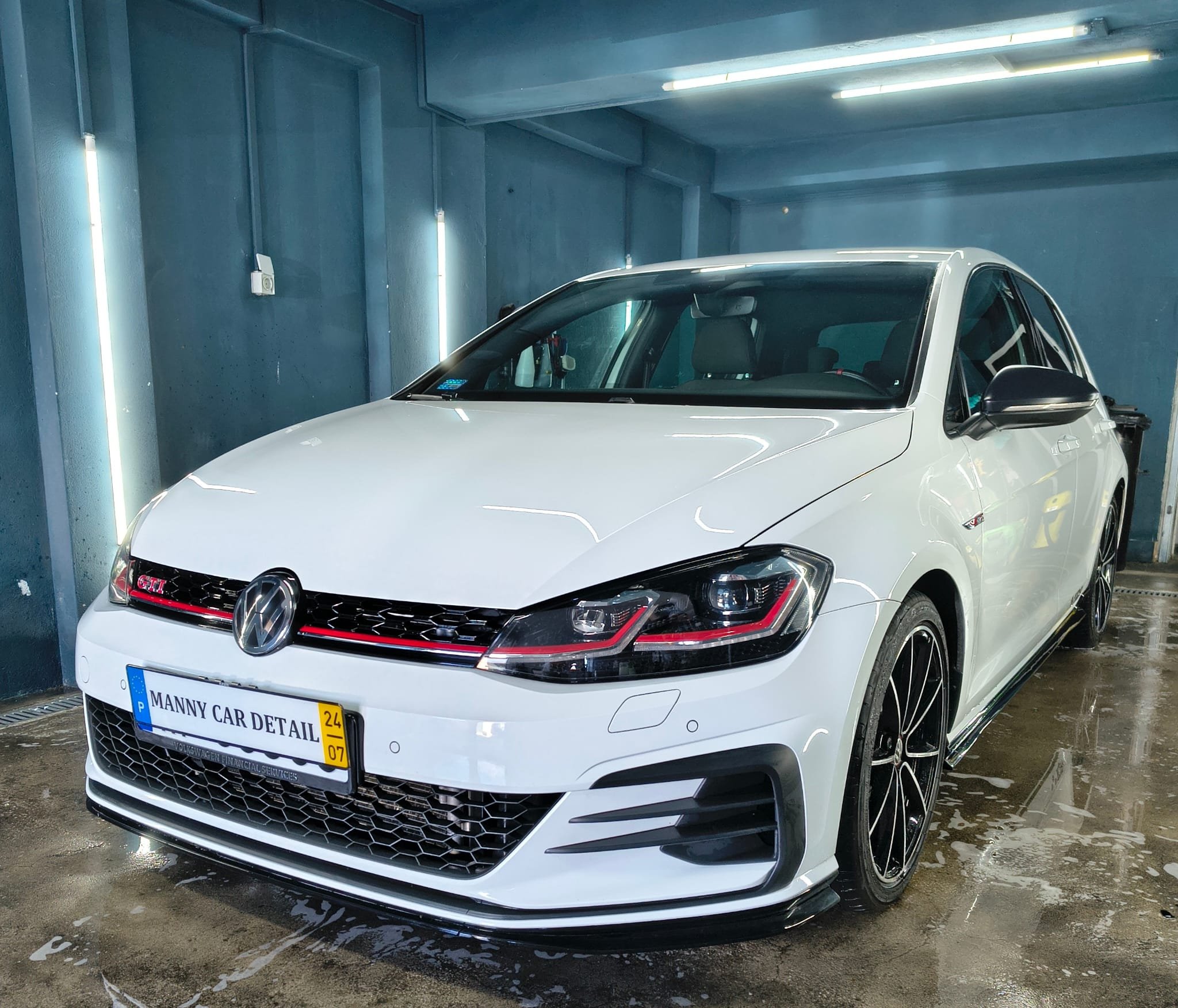 Volkswagen Golf GTI após detalhe