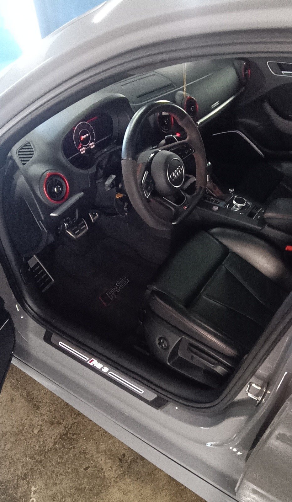 Interior escuro aspirado e limpo