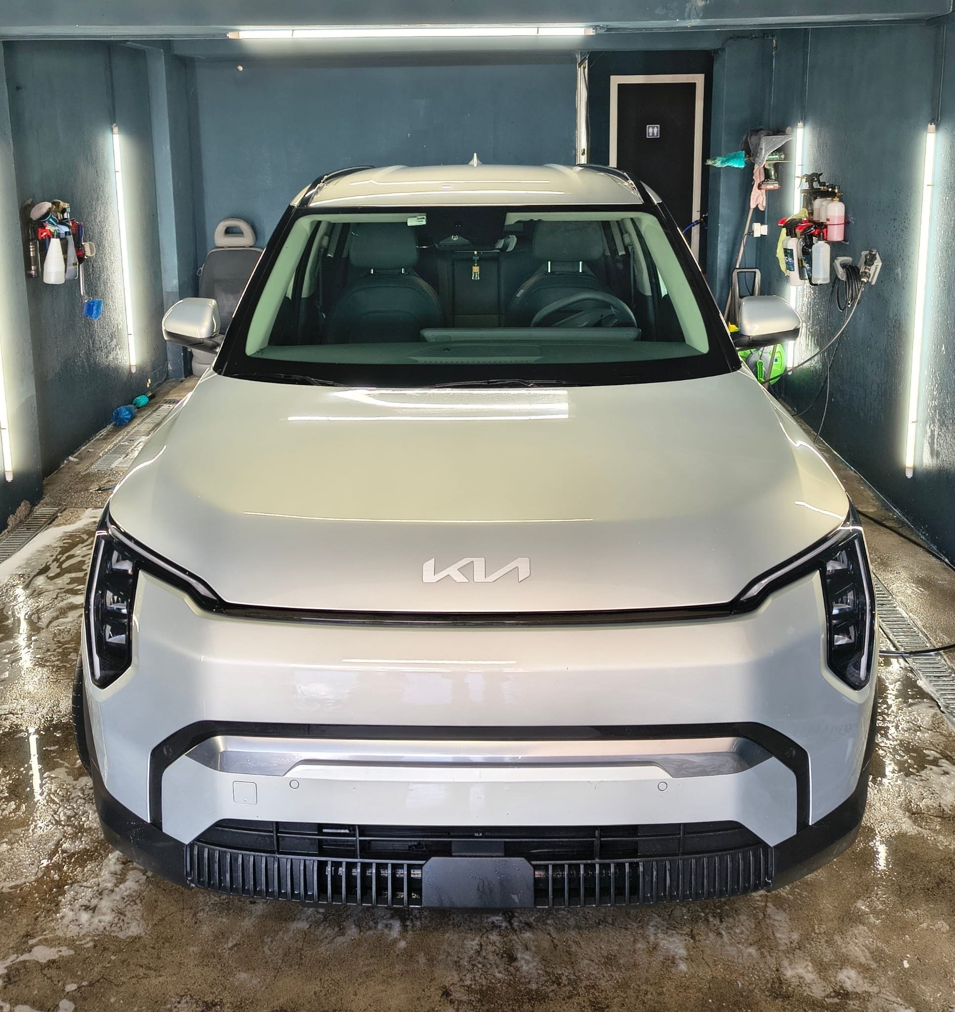 Kia EV com exterior limpo