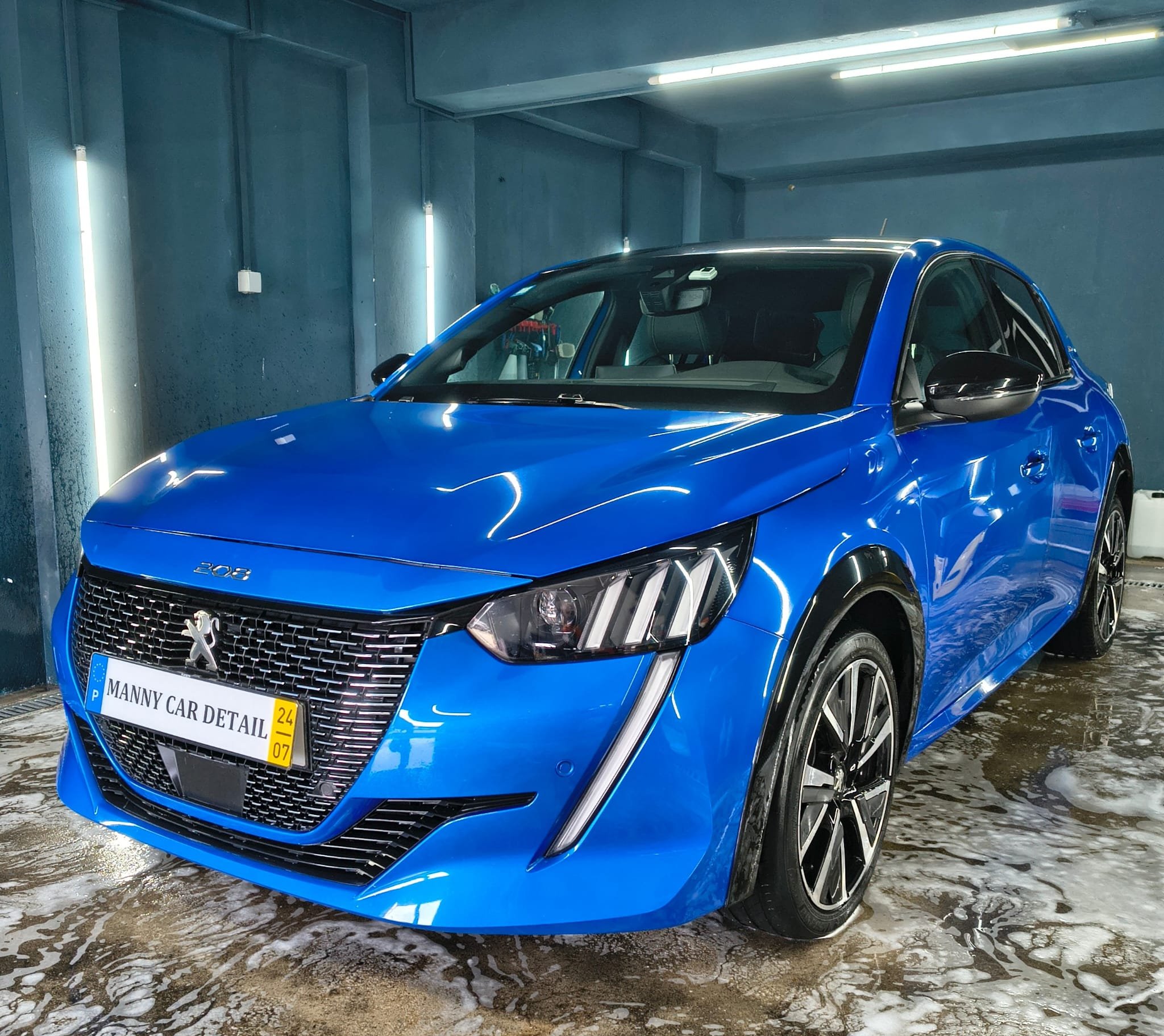 Peugeot azul após serviço de detailing