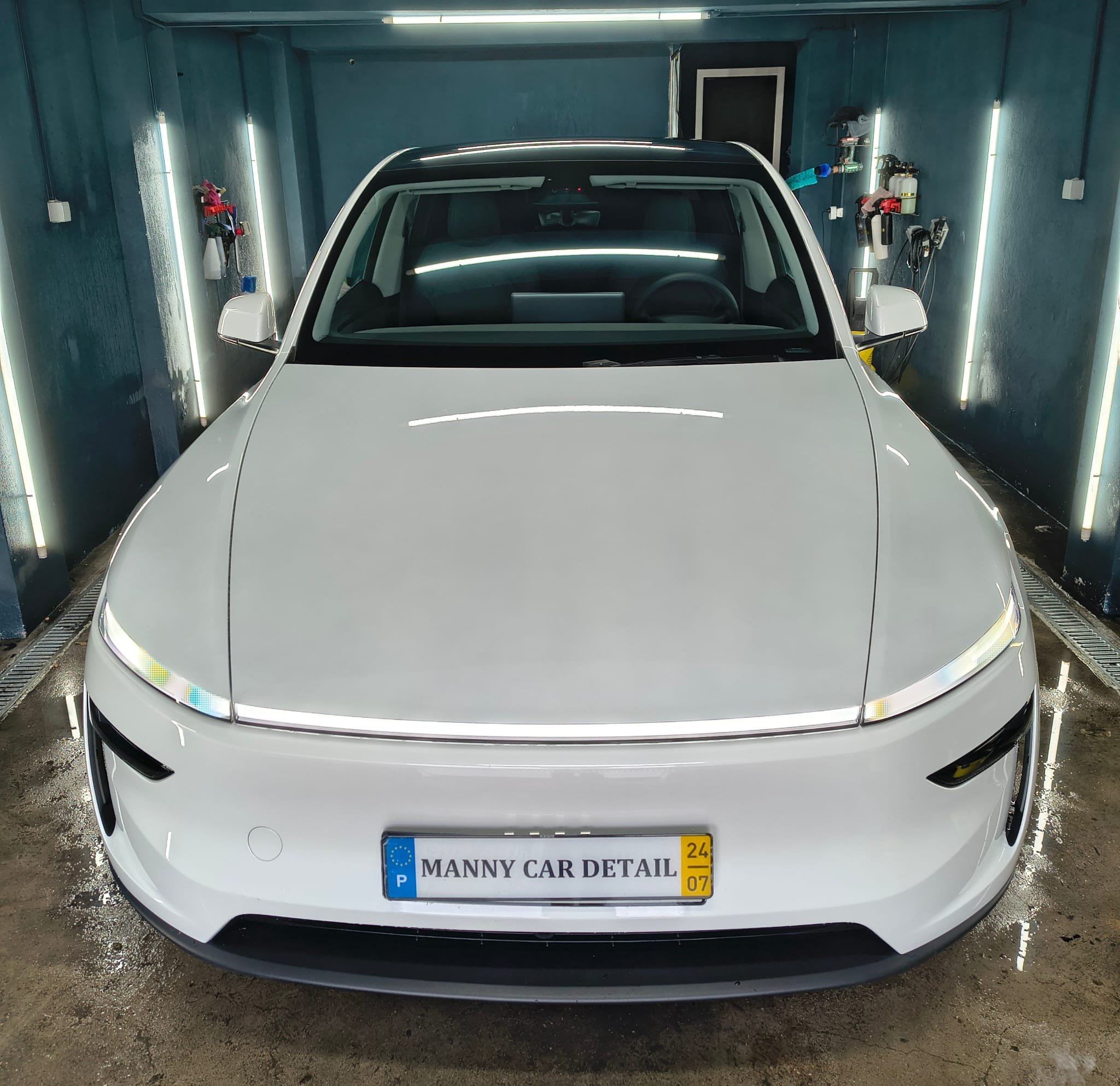 Polestar branco em estúdio de detailing