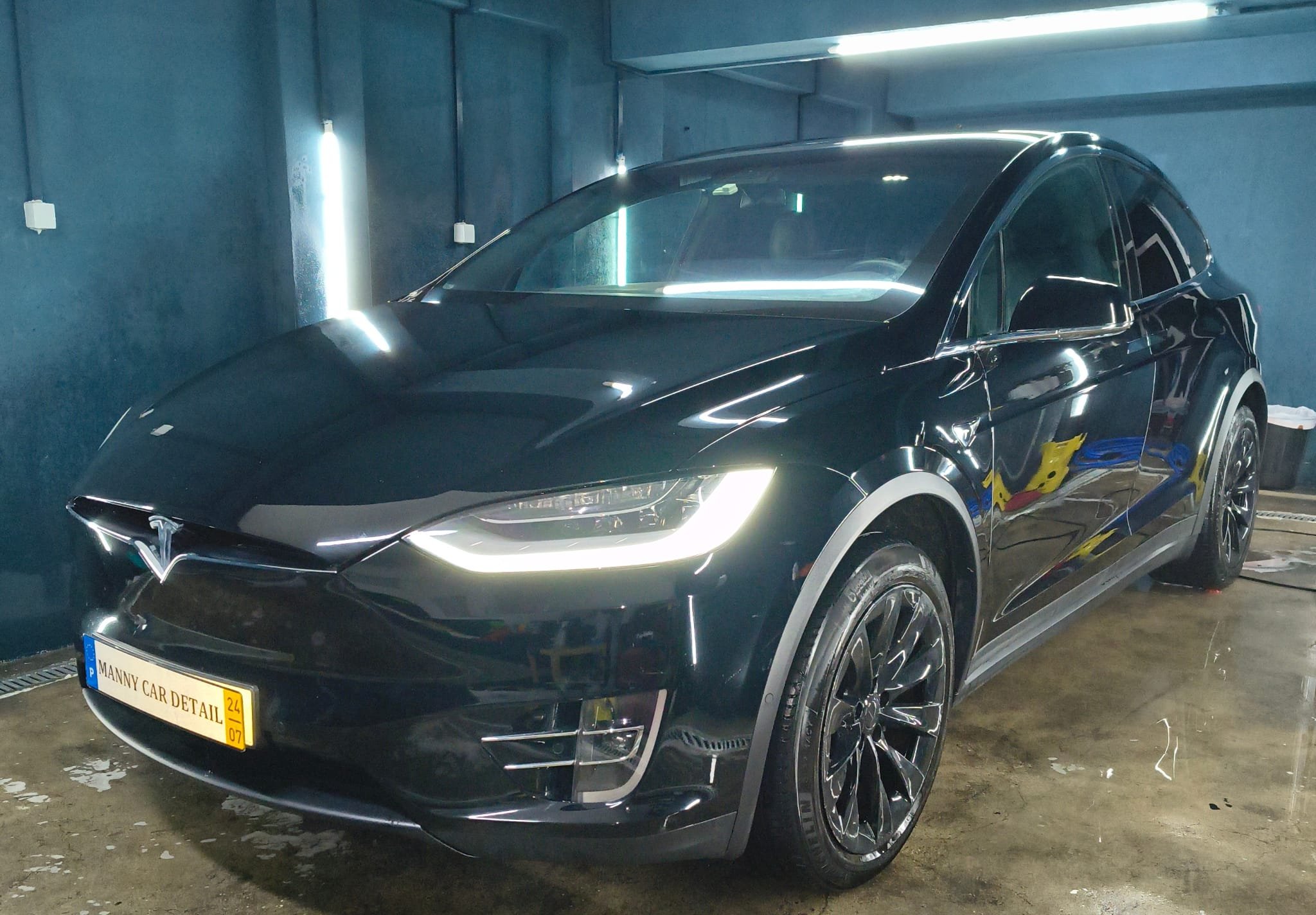 Tesla com pintura protegida